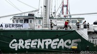 Kapal ini adalah reinkarnasi ketiga dari kapal legendaris. Rainbow Warrior pertama berlayar pada 1978 sebelum dibom oleh Pemerintah Prancis pada 1985 saat akan melangsungkan protes percobaan nuklir Prancis di Pasifik.