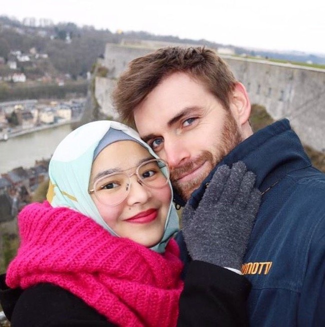 Melalui Instagram Ruppert @starringyouworldwide, Ruppert selalu menulis caption manis tentang istrinya Addin. Today is my birthday. Dont need any presents. The best present ever is already sitting next to me, tulis Ruppert di foto ini. Foto: Instagram