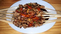 Wah, sate kambingnya banyak banget nih! Irisan tomat, bawang merah dan cabai rawitnya sengaja ditaburi di atasnya. Foto bunda_naymayham ini sukses bikin lapar! Foto: Instagram bunda_naymayham