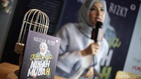 Natasha Rizki saat ditemui di acara launching buku Katanya Nikah Muda di kawasan Jeruk Purut, Jakarta Selatan pada Senin (23/4).