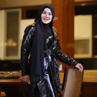 Gaya serba hitam dengan padu padan coat patent leather, turtle neck dan jilbab modern. Bisa jadi inspirasimu yang ingin tampil monokrom tapi tak ingin terlihat membosankan. Foto: Instagram/@queen_saritaabdulmukti