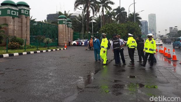  Situasi di depan gedung DPR, Jl Gatot Subroto, Jakarta, jelang demo driver ojol, Senin (23/4/2018)