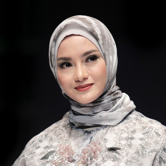 Ririn Ekawati yang dalam kesehariannya selalu tampil cantik dengan rambut panjangnya, kali ini menutupi mahkotanya itu dengan hijab. Foto: Dok. Wardah