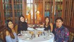 Pose Cantik dan Seksi Kimberly Ryder Saat Makan Pastry hingga Crepes