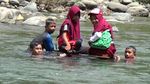 Jembatan Mangkrak, Ini Foto-foto Siswa Bertaruh Nyawa ke Sekolah