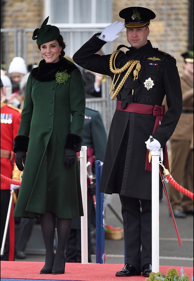 Duchess of Cambridge mengenakan mantel hijau dari Catherine Walker untuk acara St. Patricks Day. Foto: Dok. Getty Images