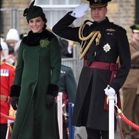 Duchess of Cambridge mengenakan mantel hijau dari Catherine Walker untuk acara St. Patricks Day. Foto: Dok. Getty Images