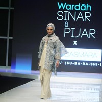 Inilah penampilan Ririn Ekawati dalam fashion show Wardah Sinar Pijar yang digelar di Muslim Fashion Festival (MUFFEST) 2018. Ririn memeragakan koleksi Barli Asmara Pret-a-Porter bertemakan Subarashi’. Foto: Mohammad Abduh/Wolipop