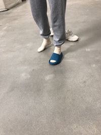 Sandal Yeezy Kanye West Jadi Lelucon Netizen, Disebut Mirip Crocs Juga Hiu