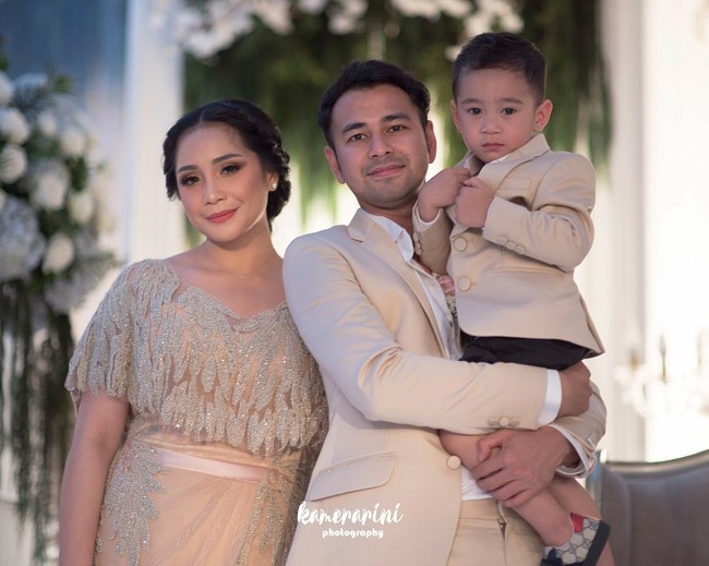 Ketika resepsi, nuansa busana keluarga dipilih beberapa tingkat lebih muda dibanding pengantin yang membuat tampilannya terasa harmonis bersama. Foto: Dok. Instagram/Kamerarini