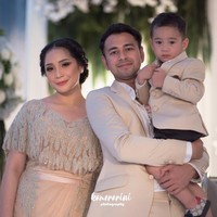 Ketika resepsi, nuansa busana keluarga dipilih beberapa tingkat lebih muda dibanding pengantin yang membuat tampilannya terasa harmonis bersama. Foto: Dok. Instagram/Kamerarini