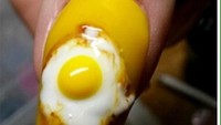 Masih bertema telur mata sapi. Kali ini hiasan nail artnya berbentuk mirip sekali dengan telur goreng. Nyam! Foto: Istimewa
