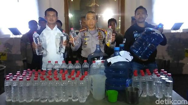 Kapolrestabes pamer barang bukti miras oplosan/