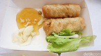 Saat sudah siap, lumpia disajikan dengan berbagai pelengkap mulai dari bawang putih cincang, saus kental dan lokio.  Foto: detikFood