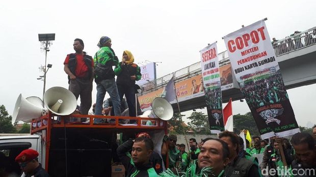Aksi massa ojol di depan gedung DPR.