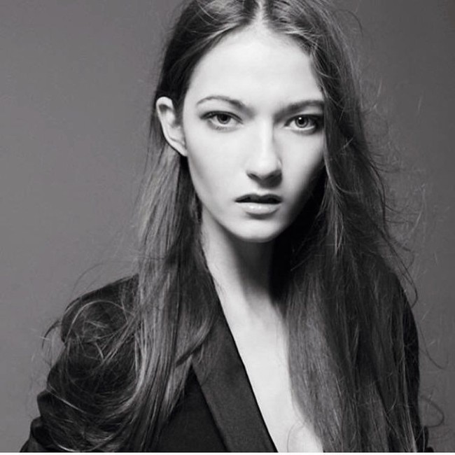 Katarzyna Jujeczka juga punya kecantikan yang tak biasa. Ia memiliki bentuk wajah berkarakter yang membuatnya di-casting saat naik kereta. Berkat kecantikan unik tersebut, wanita asal Polandia itu langsung dilirik brand kenamaan, seperti Prada, Calvin Klein, hingga Christian Dior untuk berjalan di fashion show mereka. Foto: Instagram