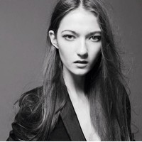 Katarzyna Jujeczka juga punya kecantikan yang tak biasa. Ia memiliki bentuk wajah berkarakter yang membuatnya di-casting saat naik kereta. Berkat kecantikan unik tersebut, wanita asal Polandia itu langsung dilirik brand kenamaan, seperti Prada, Calvin Klein, hingga Christian Dior untuk berjalan di fashion show mereka. Foto: Instagram