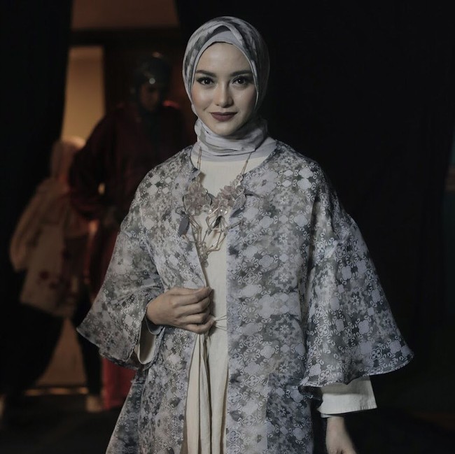 Ririn Ekawati memakai koleksi Barli Asmara yang kali ini khusus dibuat untuk Hari Raya Idul Fitri. Barli merilis koleksi busana layering untuk Lebaran 2018. Foto: Dok.  Zalora Indonesia