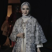 Ririn Ekawati memakai koleksi Barli Asmara yang kali ini khusus dibuat untuk Hari Raya Idul Fitri. Barli merilis koleksi busana layering untuk Lebaran 2018. Foto: Dok.  Zalora Indonesia