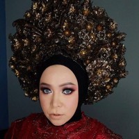 Melly Goeslaw tampil spektakuler dengan headpiece raksasa rancangan Rinaldy Yunardi. Headpiece tersebut langsung dipakai di atas ciput ninja hitam yang dikenakan Melly. Detail yang rumit cocok untuk memaksimalkan penampilan Melly saat berada di atas panggung. Foto: Instagram melly_goeslaw