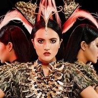 Aktris Marsha Aruan tampil dengan makeup karya Bennu Sorumba yang terinspirasi Papua. Riasan bernuansa merah ini tampak misterius sekaligus menonjolkan ketangguhan wanita. Foto: Instagram/@maccosmetics