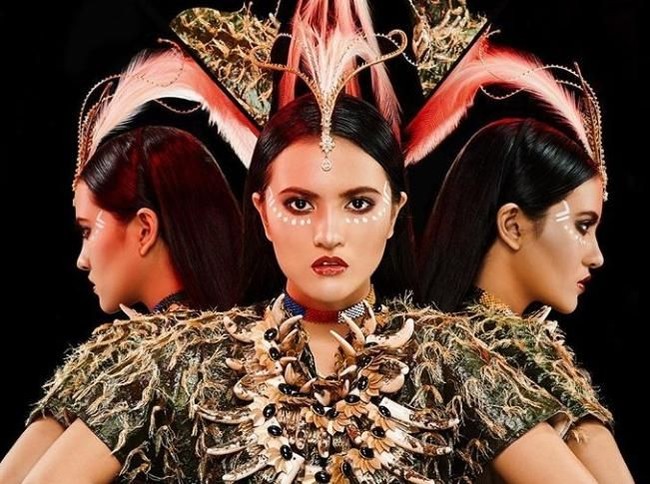 Aktris Marsha Aruan tampil dengan makeup karya Bennu Sorumba yang terinspirasi Papua. Riasan bernuansa merah ini tampak misterius sekaligus menonjolkan ketangguhan wanita. Foto: Instagram/@maccosmetics