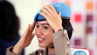 Senyum manis polisi wanita.