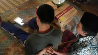 Engkus lihai mengetik rangkaian kalimat di ponsel tablet miliknya. Banyak yang tidak mengira aktivitasnya itu dilakukan dengan jari kaki. (Foto: Syahdan Alamsyah/detikcom).