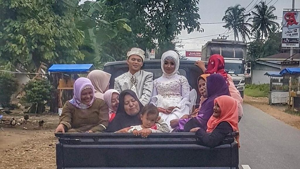 Viral Foto Pengantin Tersenyum Naik Mobil Bak, Bukti Bahagia Itu Sederhana Viral Foto Pengantin Tersenyum Naik Mobil Bak, Bukti Bahagia Itu Sederhana