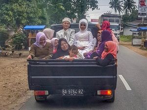 Viral Foto Pengantin Tersenyum Naik Mobil Bak, Bukti Bahagia Itu Sederhana