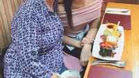 Sama-sama suka dessert, Begini pose Kimberly Ryder saat makan dessert bareng neneknya. Sama-sama cantik ya. Foto: Instagram @kimberlyryder
