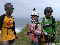 Coba Sensasi Paralayang di Atas Pantai Pacitan, Siapa Berani?