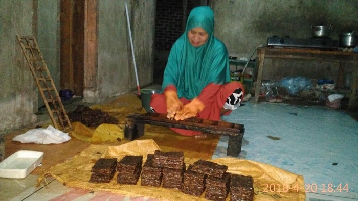 Sempat Jadi Kuli Bangunan, Sarmia Besarkan Anaknya hingga Sarjana