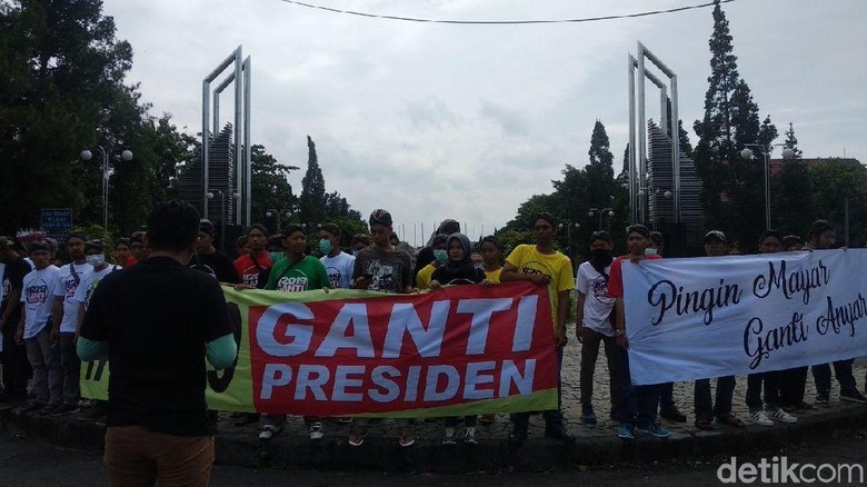 Ada Aksi 2019 Ganti Presiden di Depan Kampus UGM Ada Aksi 2019 Ganti Presiden di Depan Kampus UGM