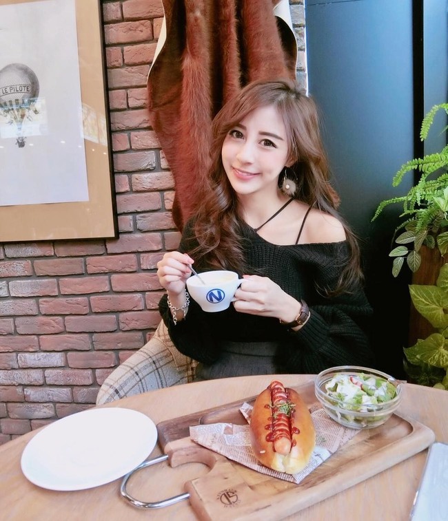 Bagaimana menurutmu dengan penampilan cantik pramugari Rita Kao, yang juga disebut netizen sebagai Barbie hidup ini? Foto: Instagram @love_ritakao