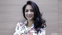 Nagita tampak cantik dengan piyama putih bunga-bunga.
