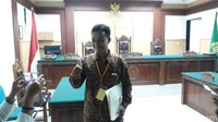 Senyum lega terpancar dari wajahnya setelah hakim menyatakan permohonannya dikabulkan di PN Tangerang, Jalan TMP Taruna, Tangerang, Senin (23/4/2018).