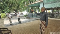 Abdi dalem laki-laki yang mengatur para wisatawan di Keraton Yogyakarta (Pradita Utama/detikTravel)