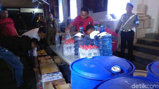 Polisi tunjukkan barang bukti miras oplosan/