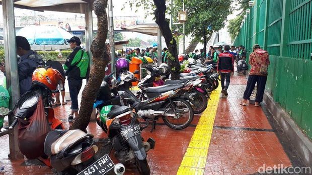 Driver ojek online mulai berdatangan ke gedung DPR, Senin (23/4/2018)