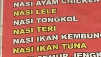 Coba cari menu yang aneh di warung ini? Ada menu nasi ayam chicken. Artinya nasi ayam ayam dong, wah enak nih ayamnya jadi banyak.Foto: Istimewa