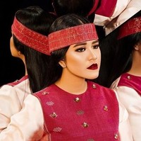 Kahiyang Ayu bisa dibilang jadi muse M.A.C. Cosmetics yang paling menarik perhatian. Dengan pulasan makeup bernuansa merah-cokelat karya Bennu Sorumba, wajahnya tampak manglingi. Gaya makeup dan busananya terinspirasi dari budaya Batak. Foto: Instagram/@maccosmetics