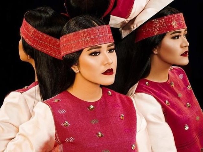 Kahiyang Ayu bisa dibilang jadi muse M.A.C. Cosmetics yang paling menarik perhatian. Dengan pulasan makeup bernuansa merah-cokelat karya Bennu Sorumba, wajahnya tampak manglingi. Gaya makeup dan busananya terinspirasi dari budaya Batak. Foto: Instagram/@maccosmetics