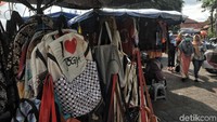 Jika jalan-jalan ke Keraton Yogyakarta jangan lupa beli oleh-oleh untuk sanak keluarga tercinta ya. Banyak penjualnya di sana yang khas (Pradita Utama/detikTravel)
