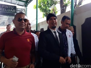 Pakai Jas dan Belangkon ke Sidang, Ahmad Dhani Takut Ditiru Jokowi