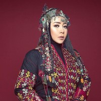Gaya Melly Goeslaw ini sepertinya terinspirasi kostum tradisional wanita di Mongolia. Melly tampil beda dengan hiasan kepala ala wanita Mongol. Foto: Instagram melly_goeslaw