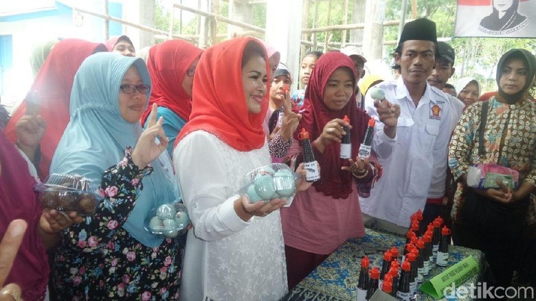 Datangi Desa Kreatif, Puti Guntur Borong Telur Asin dan Kecap Datangi Desa Kreatif, Puti Guntur Borong Telur Asin dan Kecap