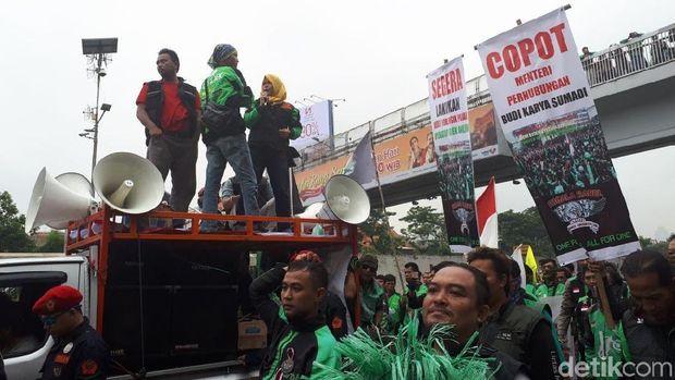 Lagu 'Maju Tak Gentar' dan Sumpah Ojol Awali Aksi di Depan DPR