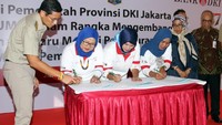 Penyaluran kredit ini diberikan kepada peserta OK OCE yang sudah melewati 6 tahapan dari 7 tahapan Pasti Sukses yakni melewati proses pendaftaran (P1), pelatihan (P2), pendampingan (P3), perizinan (P4), pemasaran (P5), pelaporan keuangan (P6), dan akses permodalan (P7). Foto: dok. Bank DKI