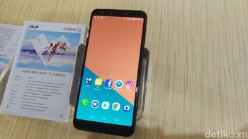 Zenfone 5Q dilengkapi layar 2,5D berukuran 6 inch dengan resolusi FHD+ (2160 x 1080 pixels). Foto: Muhammad Alif Goenawan/detikINET